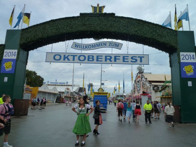 オクトーバーフェストのメインゲート<br />集合は8時半。