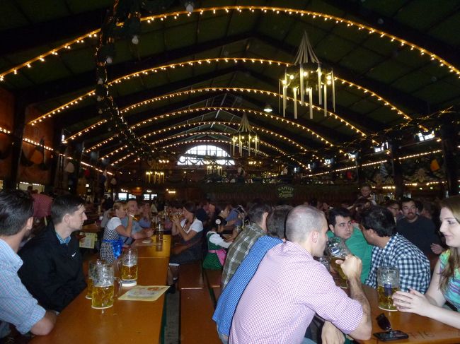 徐々に混み始める会場