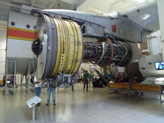 エンジンをこんな風に丸裸にしてくれての展示もありました