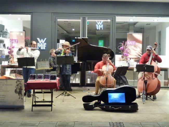 マリエン広場で演奏してた人も雨で屋根のある場所へ移動。