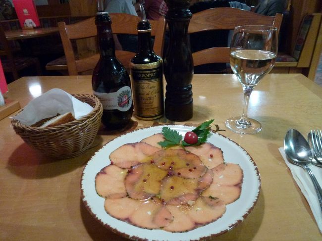 サーモンマリネ。<br />コショウ、オリーブオイル、バルサミコ酢<br />を自分好みで味付け