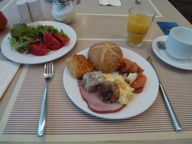 朝食。<br />帰国日です。<br />エミレーツのお迎えを12時におねがいしてるのでそれまでレジデンツ博物館へ