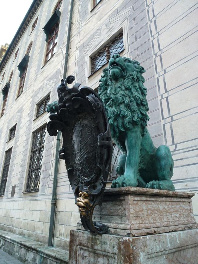 このライオンの盾の金色の部分を触ると幸せになれるらしい。<br />通る人がみんな触っていってた〜。