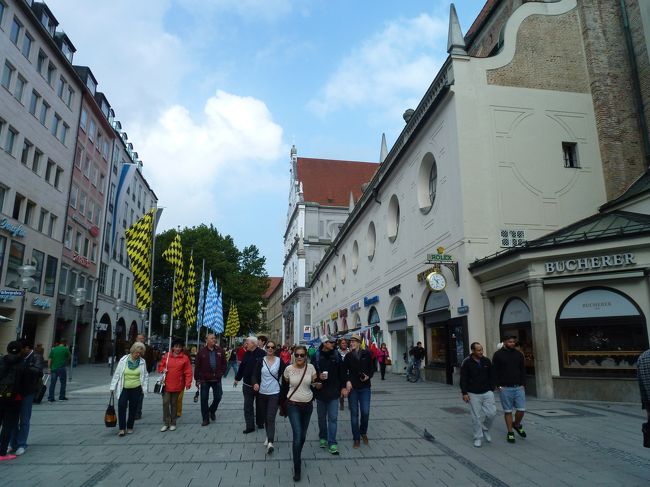 カールス門まで歩きます。