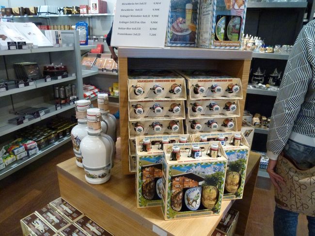 白ソーセージの缶詰あるやんかーーーー！！<br />と、、、<br />叫びそうになりました。<br />ドバイ乗継なので没収されるから買えませんでした。