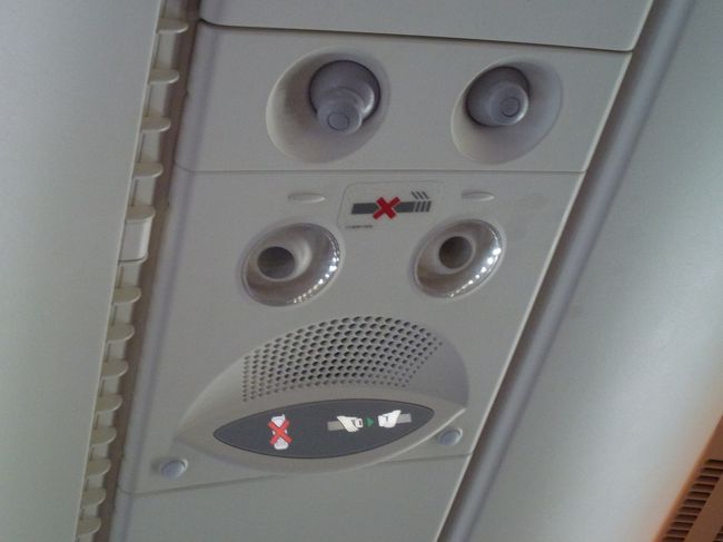 シートベルトサインの横はケータイ電話ダメサイン。<br />タバコじゃないのね。