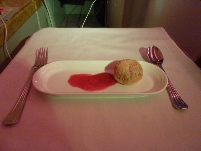 デザートのミルフィーユ<br />エミレーツのデザート美味しくて好きですね。