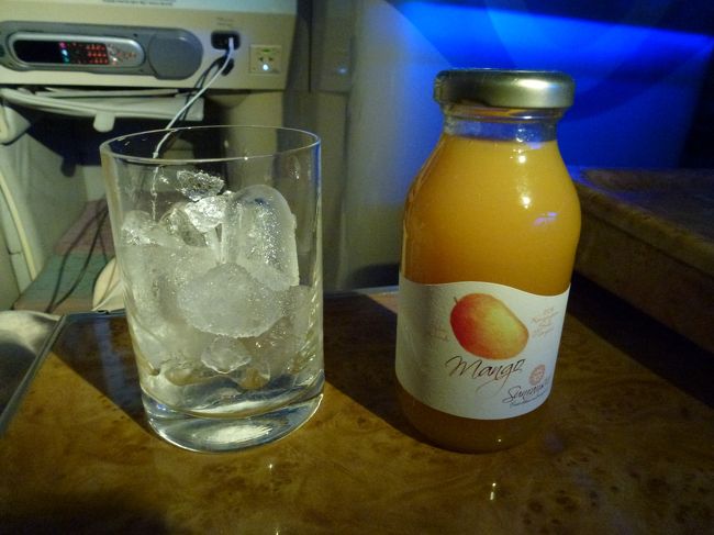 ミニバーのジュースが飲みたくなったので氷をもらった飲みました。