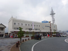 ●JR伊予西条駅

JR松山駅から約1時間、JR伊予西条駅に到着です。
駅近くのコンビニで、買い物をして、石鎚登山ロープウェイ乗り場まで、バスで移動します。