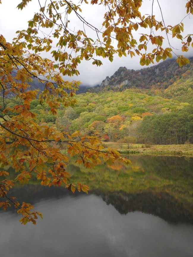 鏡池錦秋 戸隠高原にある最高の紅葉スポット「鏡池」。その名の通り、紅葉