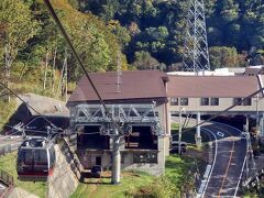 谷川岳ロープウェイは複式単線の自動循環式ゴンドラ・・・山岳の厳しい環境に対応するため、ゴンドラの幅より広い２本のロープで、輸送の安全性を確保しています。
昭和35年の開設当時は定員８人で、車掌さんも一緒に乗っていました。
現在のロープウェイは３代目で定員は22名・・・28億円かけて平成17年より稼働開始。