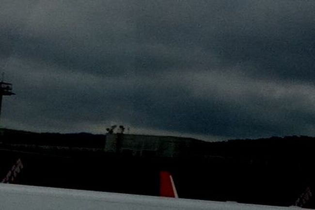 そんなこんなで、私達のフライトは１時間ほど遅れて<br />サンパウロに到着。<br /><br />この１時間の遅延には本当に焦らされました。<br /><br />いったん国内線の出口から出て<br />国際線のセキュリティーに並び直した頃には<br />既にボーディングタイム。しかも長蛇の列((+_+))<br />これはまずい！<br />とりあえず夫を列に並ばせたまま<br />入口近くの職員に状況説明をしに行ったのですが<br />相手にもしてもらえません。<br />近くにいた別の職員に言っても結果は同じ。<br />と言うか、この国際空港の国際線入口にいる職員、<br />ポルトガル語しか通じません。<br />昔とちっとも変わってない！<br />この重要な場所にはもっとグローバルな人材を配置してよ(-_-メ)<br /><br />入口付近には何か言いたげな人達がたくさん群がってて<br />大混雑の長蛇の列の横で大変な状況になっていました(> <)<br /><br />仕方がないので、とにかく大焦りで列が進むのを待ち<br />なんとかセキュリティーチェックを通過したのはいいけど<br />先はまだまだ。次は出国手続きの列。<br />もう出発時間なんだけど…(T T)<br />いつかどこかでの乗り遅れの悪夢が頭をよぎり始めました(*_*;<br /><br />そんな中、英語を話すスタッフを見つけたので<br />並びながら「乗り遅れるーーー！」と訴えてみたら<br />「そのフライトならまだ出てないから大丈夫。ここに並んでて」とのこと。<br />少し希望の光が見えたような…(;_;)<br /><br />ただ、先が見えないので相変わらず焦ったままでしたが<br />やっと順番が巡って来て、やっと抜けることができました。<br /><br />と同時に聞こえてきたのは<br />自分達の名前。<br />放送でガッツリ呼び出しくらい中。<br />ダッシュでゲートに向かいました。<br /><br /><br />ふ〜〜〜っ　<br />なんとか間に合った〜!!!<br />席は１列目。<br />すぐに席に着いてシャンパンです、シャンパン。<br />一気飲み！(は実際無理だったので２回くらいで)<br />喉乾いちゃって(笑)<br /><br />その後、大慌てで息を切らした乗客数名が乗り込み<br />すぐに離陸。<br />予定よりも１時間ほど遅れてデトロイトに向けて出発しました。<br /><br /><br /><br />ブラジル♪<br />なんだかんだでこのてきとーっぷりが結構好きなのかも＾＾<br />じゃなきゃ３回も来ません＾＾;<br />よくわからないけど、一生のうちにあと２回くらいは来そうな気がします♪<br /><br />それまでさよーなら(＾＾)/~~~　<br />