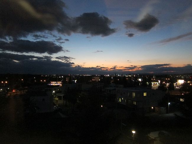 帯広名物を味わったあと、宿に戻りました。<br />写真は部屋から見えた帯広市内の夕暮れ。