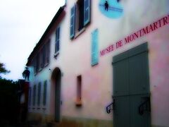 コルトー通り（Rue Cortot）の モンマルトル博物館（Musee de Montmartre）

コルトー通り12番地の家は、ルノワール、デュフィー、シュザンヌ・ヴァラドンとその息子ユトリロなどが次々と借りていた家で、モンマルトル博物館となっている。