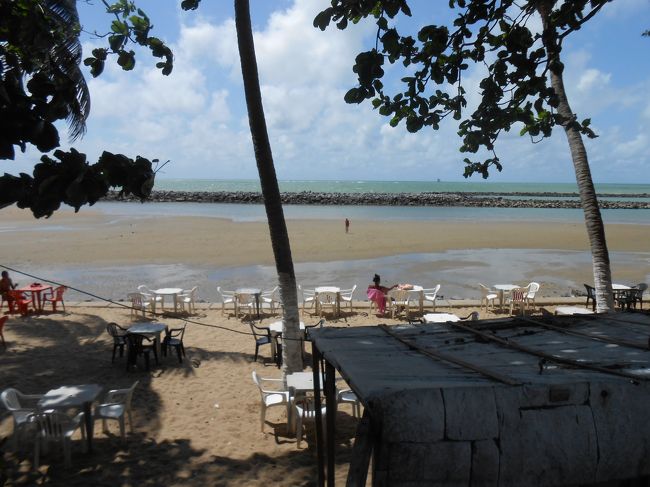 バス停の横の海岸です。<br />バスを降りたら海が見えたので行ってみました。<br /><br />あまりきれいそうではないけれど、地元民が泳いでいます。<br /><br />ここから歩いて左回りでオリンダを歩いて回ります。