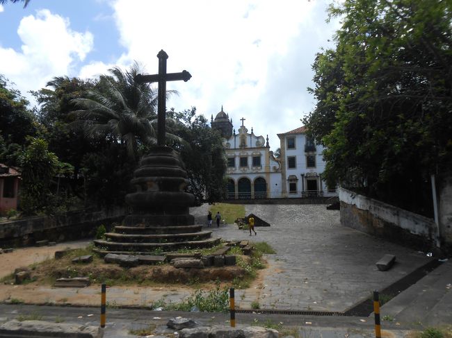 サンフランシスコ修道院の下の広場のようなところからの写真です。