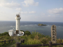 一度、民宿に荷物を置いて、石垣島最北端の灯台へ。寒々としてる。暑いけど。