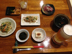 民宿に帰ってきて晩御飯。美味しい。オリオンビールも美味しい。