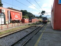 ポンペイから電車でナポリ方面へ15分ほど行くとエルコラーノに着きます。