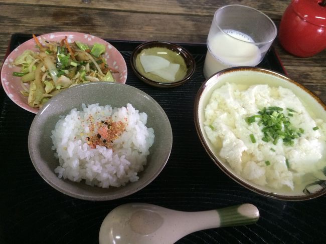 ゆし豆腐セット。<br />小でもじゅうぶんのボリューム！！<br />あ〜、身体に優しい味♪