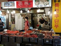 4日目、最終日。
日本にはめちゃくちゃ強い台風が来ているとのこと。
さて無事に帰ることができるか…。

チェックアウト前、あるいて向かうことのできる広蔵市場へ。
塩辛やカンジャンケジャンがほしくて向かったのが「洪林」さん。
http://www.seoulnavi.com/shop/2956/

これまではスーパーとかで買っていたのですが
一回こういう量り売りのお店で買ってみようと、トライしてみました。

