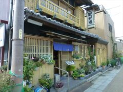 桑名　歌行燈本店です。

泉鏡花の小説にも登場する古いうどん屋さんです。
近年、全国的にファミレスのような多店舗がありますが
本店は昔ながらのおうどんがいただけます。