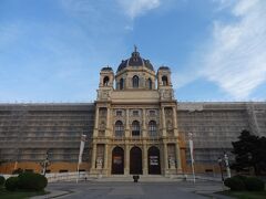 その向かい側に建つのは【自然史博物館】。