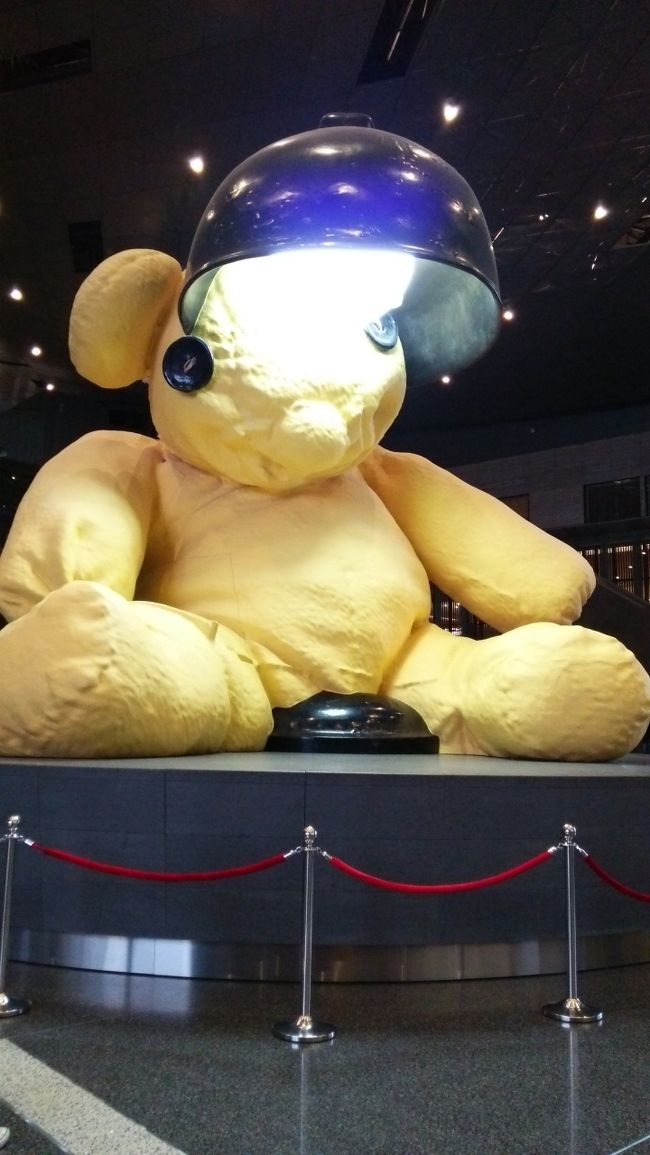 ドーハの空港に着くと恐竜と巨大なくまが現れた。どんな意味がありこれを置くことになったのか・・・くまの黒いのはなんなのか分からず(^^;<br /><br />ドーハからマドリッドまで７時間のフライトです。