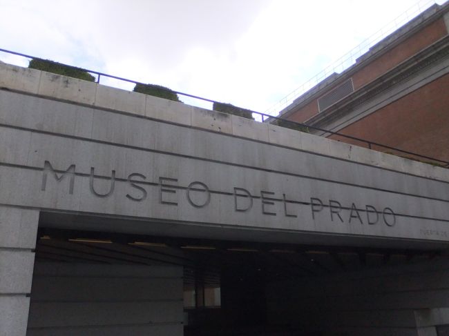 マドリッドの空港に到着し、早速観光へ。まずはプラド美術館。美術には興味がないというか分からないのですが、現地ガイドさんの案内が面白く、あっという間にプラド美術館の滞在時間が終わりました。