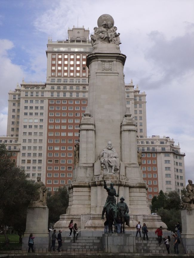 次に、スペイン広場へ向かい、写真撮影のみし、バスへ戻ります。次は、王宮前広場へ。ここは臭いが臭く、ずっとはいれない場所でした。歩いて革製品のお土産屋さんへ行き、この日の観光は終了。