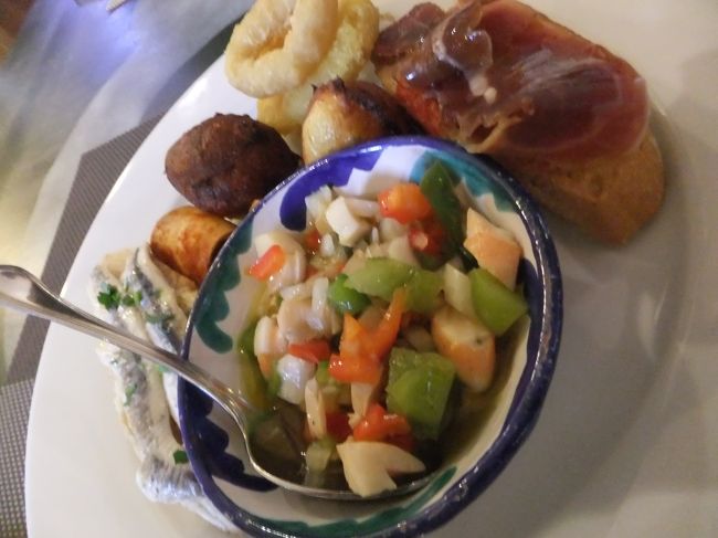２日目の夜ご飯は、バルでタパス料理です。ガイドブックにも載っているお店で、おいしかったです。
