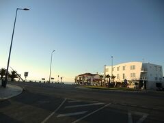 1/7作目からの続き
http://4travel.jp/travelogue/10940088


●３日目・１０／７●
今日は、サン・ヴィセンテ岬を観光した後、ラーゴスへ移動予定。
写真は、朝７：３０、レプブリカ広場周辺の様子。
ホテル裏のマレータ海岸からの日の出を見たいと、早朝散歩です。