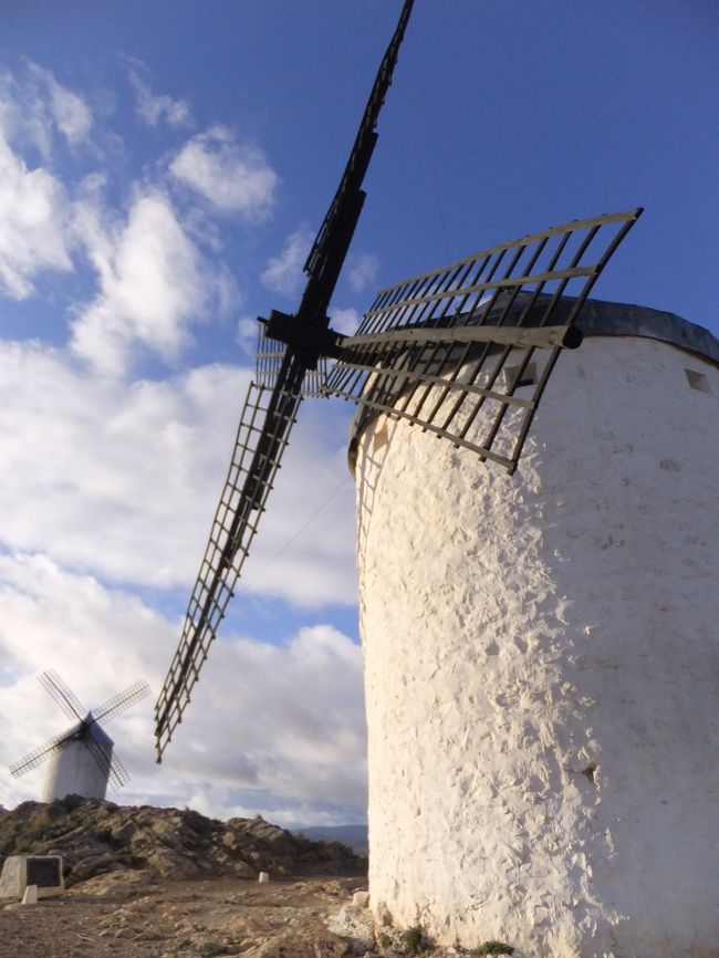 ３日目はまずラ・マンチャ地方のコンスエグラ風車見学からスタートです。朝９：３０頃ですが、風があり寒かったですが、とても景色がよく、素敵な場所でした。