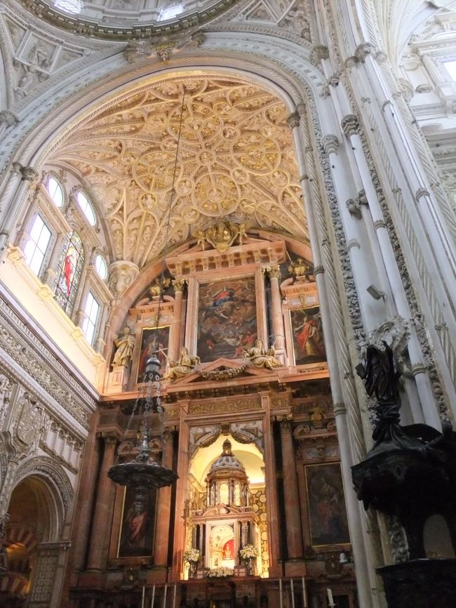 ユダヤ人街のあとは、メスキータ(大聖堂）へ歩いて向かいます。中に入ると柱の森に圧倒され、彫刻も細かく、すごいの連続でした。