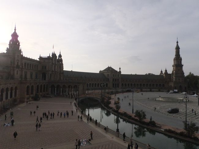 ４日目はスペイン広場の観光からです。タイルアートがきれいでした。<br />１５分間くらいの見学の後は、バスに乗りサンタクルス地区へ移動します。