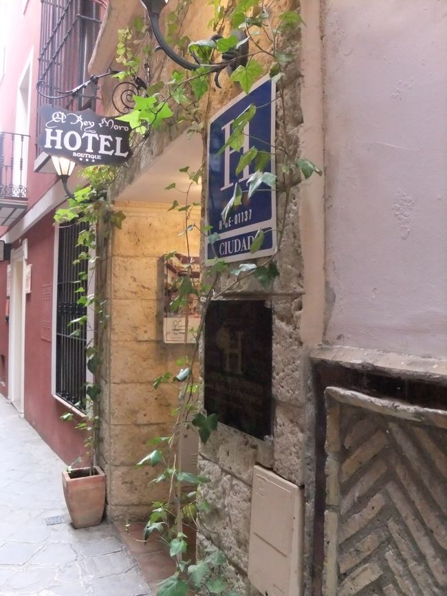 昔はユダヤ人街で、白い家並みがかわいいです。この街にあるデザイナーホテルに泊まってみたいです！ここも路に迷いそうになるので、あまり集合場所から離れることはできず・・・