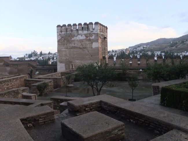 ５日目は、午前中のみの観光です。ホテルから歩いて数分のとこにあるアルハンブラ宮殿へ行きます。