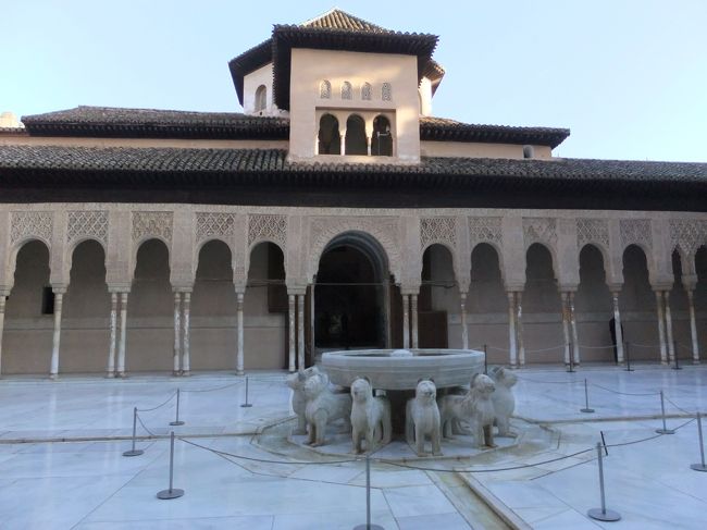 ライオンの中庭。全部のライオンから水がでていました。それじゃ何時かわかりませんね。