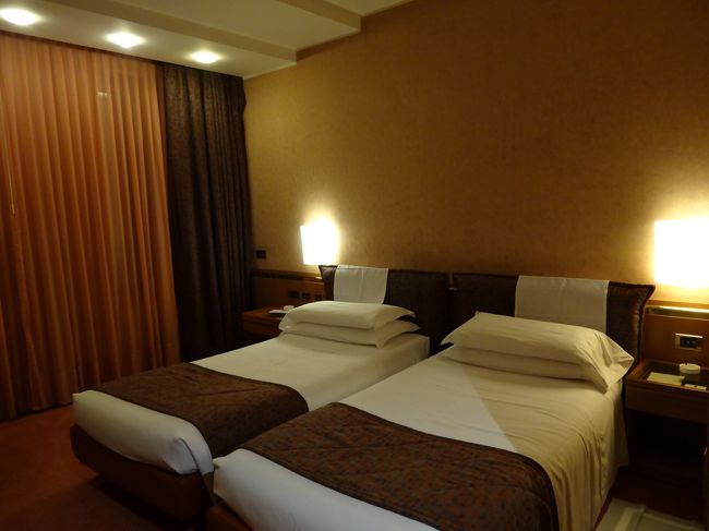 広いんですよ同行者は気に入ったよう。<br />ちょっと古いんですけど<br />非常階段がよく見える奥の部屋でした。