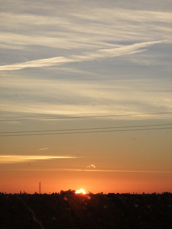 ６日目の午前中もバス移動からスタートです。バレンシアのホテルを８時前に出発。スペインの夜が明けるのは８時頃です。やっと朝日が見えてきました。<br />トイレ休憩を１回とり、バルセロナへ１２時に到着しました。