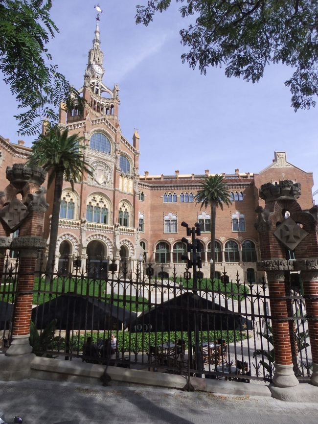 昼食後、バスの車窓からサンパウ病院を見ます。