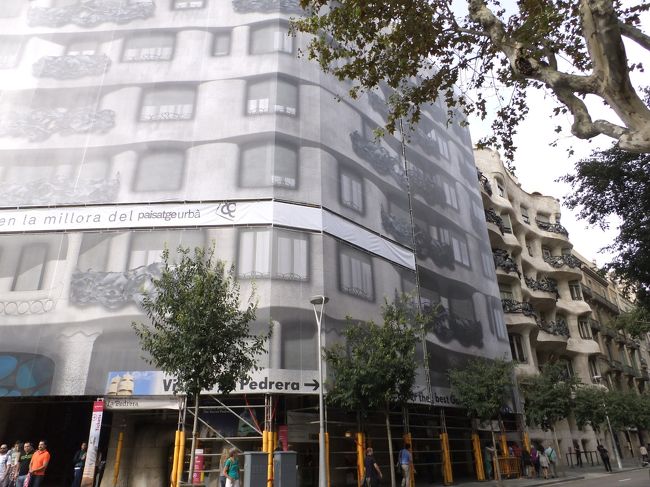 カサ・ミラは修繕中のため、三分の一ほどしか見れません。