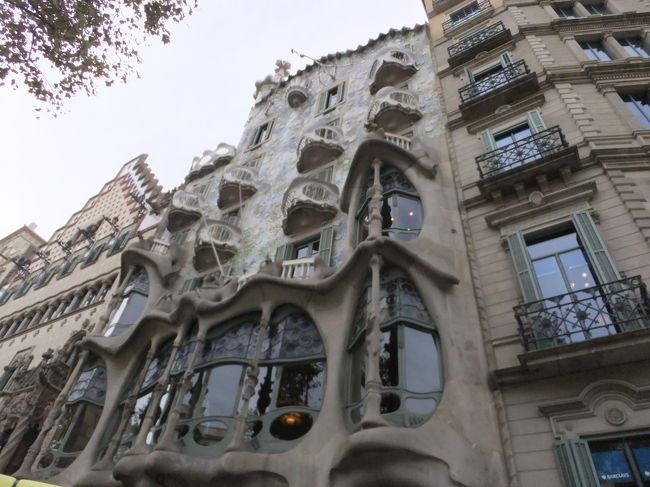 カサ・バトリョには入場のために多くの観光客が並んでました。今回は時間がないので、外観見学のみ。