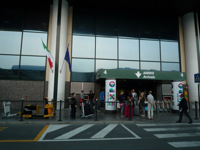出発50分遅れたのに到着はほぼ予定通り<br />よくやったぞアリタリア<br />数ヶ月運行状況をチェックしてましたが行きか帰りどっちかはいっつも30分は遅れてた。<br />前後の他社便が優秀なので目立つんだよっ<br />空港バスMalpensaシャトルが出ているのは到着4番ロビー。<br />この4番、意外と遠くて地下鉄やらタクシーの乗り場を過ぎても見当たらず<br />しばらく歩いて行きます。<br />同時に到着した人どこ行ったんだろう？ほとんどこっち来ない。