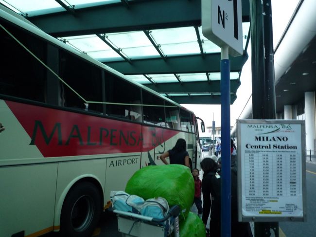 4番に出る直前にオフィスがあってバスのチケット購入しました。<br />あとは誘導されたバスに乗ります。<br />