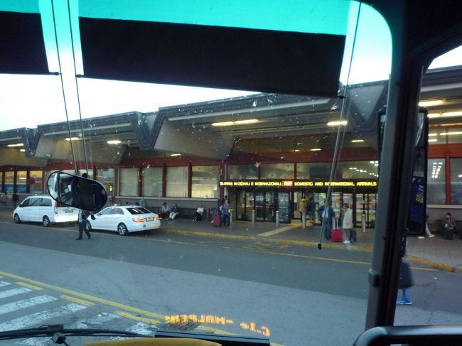 途中で国内線ロビーに停車してすでに乗車していた人やこれから乗ってくる人と<br />ドライバーがあーだこーだずっとやってる。一体何が問題なのかｗ<br />この時間は注意<br />中央駅まで50分って書いてあったのに実際にかかった時間は1時間15分。