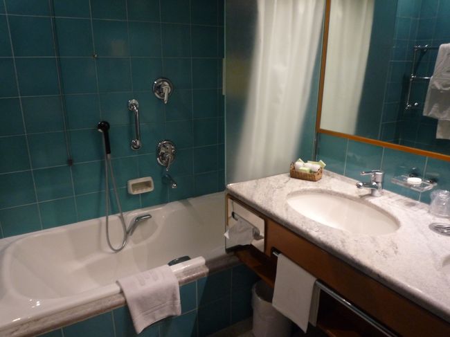 売りのジェットバスがない！！<br />バスタブがない部屋もあるからあまり言えないけど<br />ジェットバスで選んだようなもんじゃないですかー<br />バスタブの栓がおかしい。お湯が溜められないように外してある？<br />外せない設計のお湯の栓です。それが外してあったんで捻じ込んでみた。<br />入ったけどお湯を抜くためにレバーをまわして栓を上げるタブが壊れてる<br />お湯が抜けないのでツメで持ち上げてクシを挟んで空間を作ったりしてみる。<br />あー疲れる。