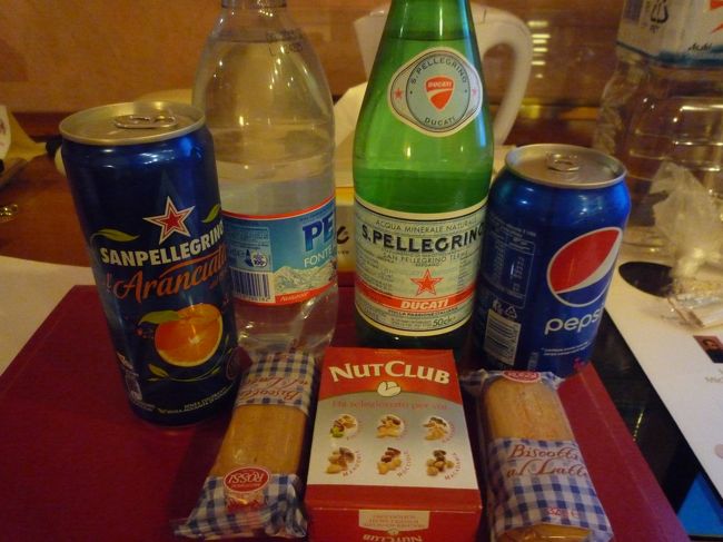 テーブルや冷蔵庫にあった飲み食べ放題の食料を集めてみた<br />無料アピールやめてほしいです、わたしらの宿泊代から出てるんですよ<br />しつこいけど機内食がマズくてお腹すいたので<br />乗り物に弱い自分が気持ち悪くもならずお腹すくなんて画期的です<br />カップラーメンを作った<br />今回の旅行のために電気ポットを購入したが使ったのはこのときだけ。