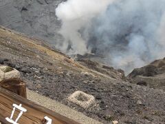 柵の向こうはもちろん立入禁止です。