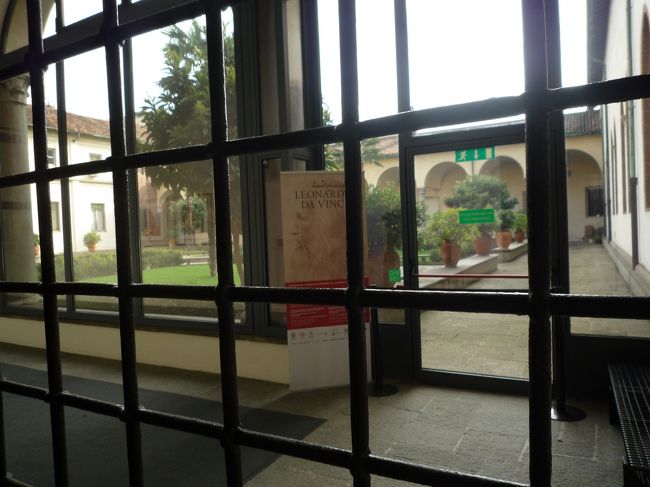 １５分前到着しますた<br />自作の説明書きを待合室で読みます<br />キリストの足元の所、馬を通すためにナポレオンが切っちゃったんですよ<br />まあなんと日本人ツアーの多いことでしょう<br />半分は日本人。待合室から見た景色です<br />